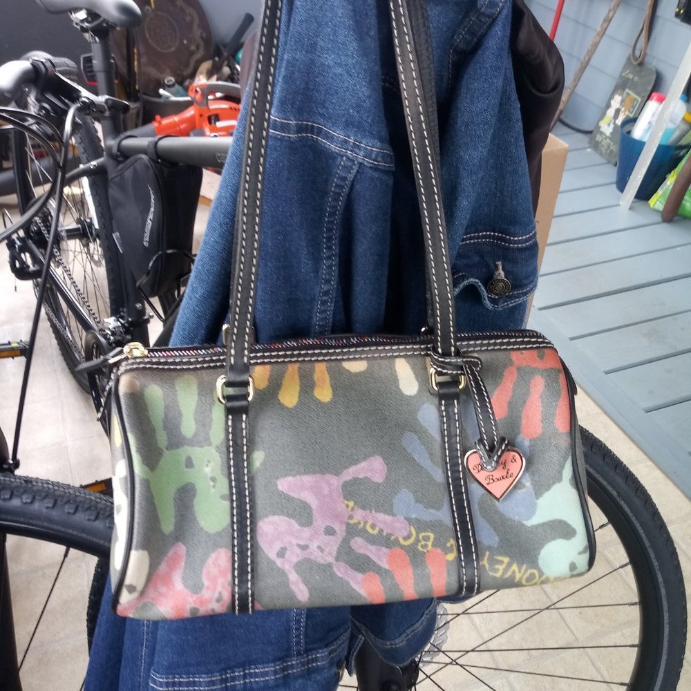 💜 💕💜💙Dooney & Bourke HANDPRINTS Barrel Shoulder Bag💕💜💜💕